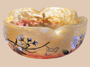 Große seltene Glas - Schale signiert Daum Frères, Nancy um 1905-1910 mit floralem Apfelblüten Dekor