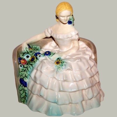 Jugendstil Gmundner Keramik um 1910 Emilie Schleiß-Simandl (zugeschrieben) Sitzende Dame mit Blumengirlande