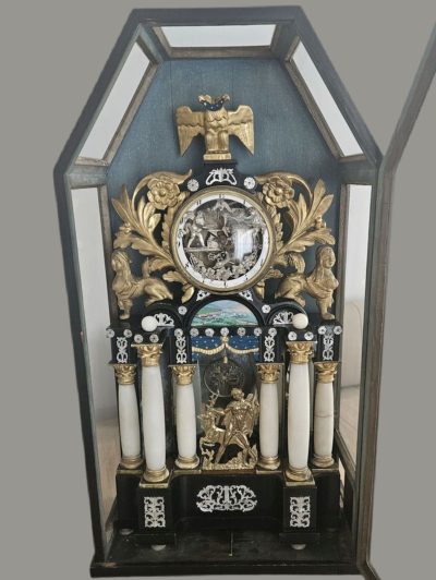 Wiener Empire Kommodenuhr um 1810 in großem Uhrengehäuse Ferdinand Strahal - Tabor mit "Schmied und Schleifer - Automat", 4/4 Stundenschlag + Spielwerk und Miniaturmalerei